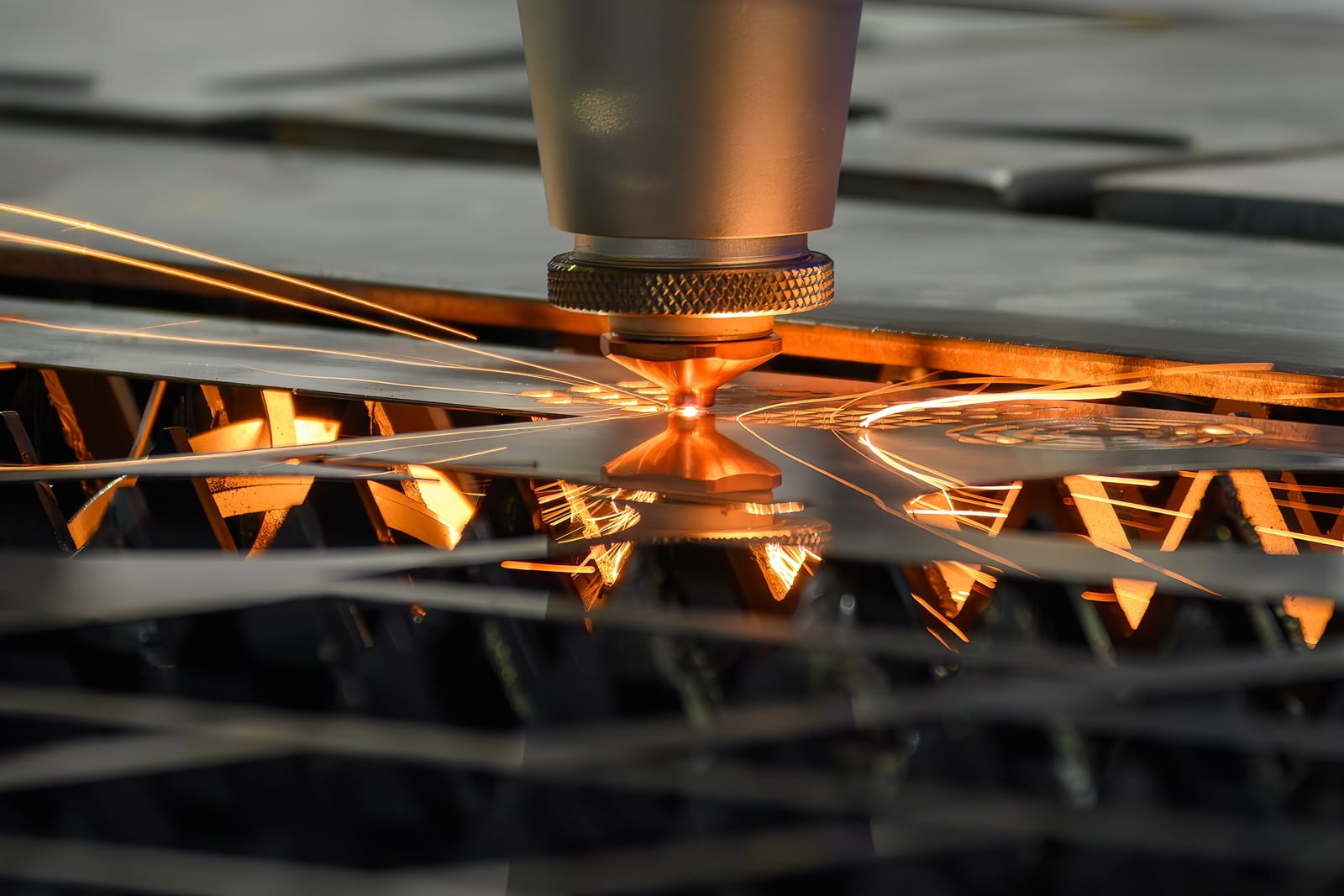 Laserschneiden von Stahlblech mit sprühenden Funken.